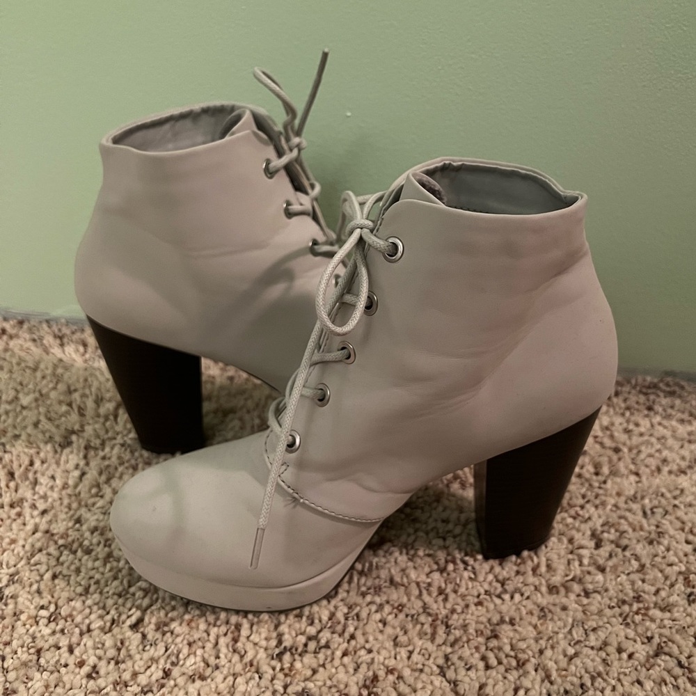 🐦 Light Grey Laceup Ankle Boots